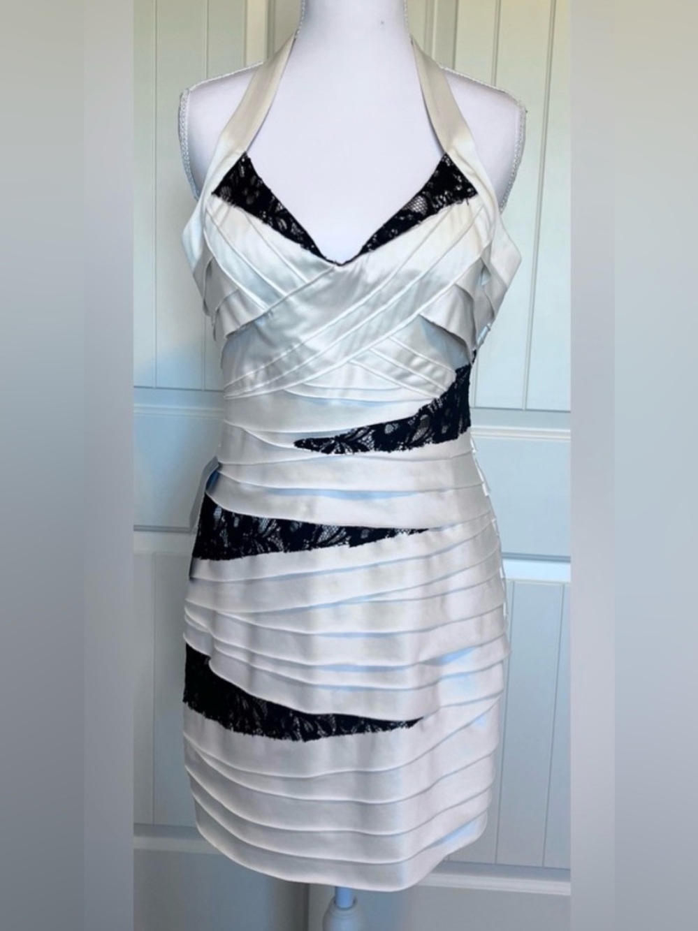 NWT Bebe Cream tone Black Lace Backless Adj Neck Lined Bodycon Dress Sz Medium